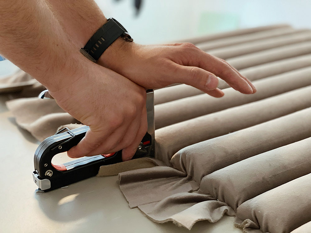 DIY uzglavlje kreveta - učvrščivanje tkanine